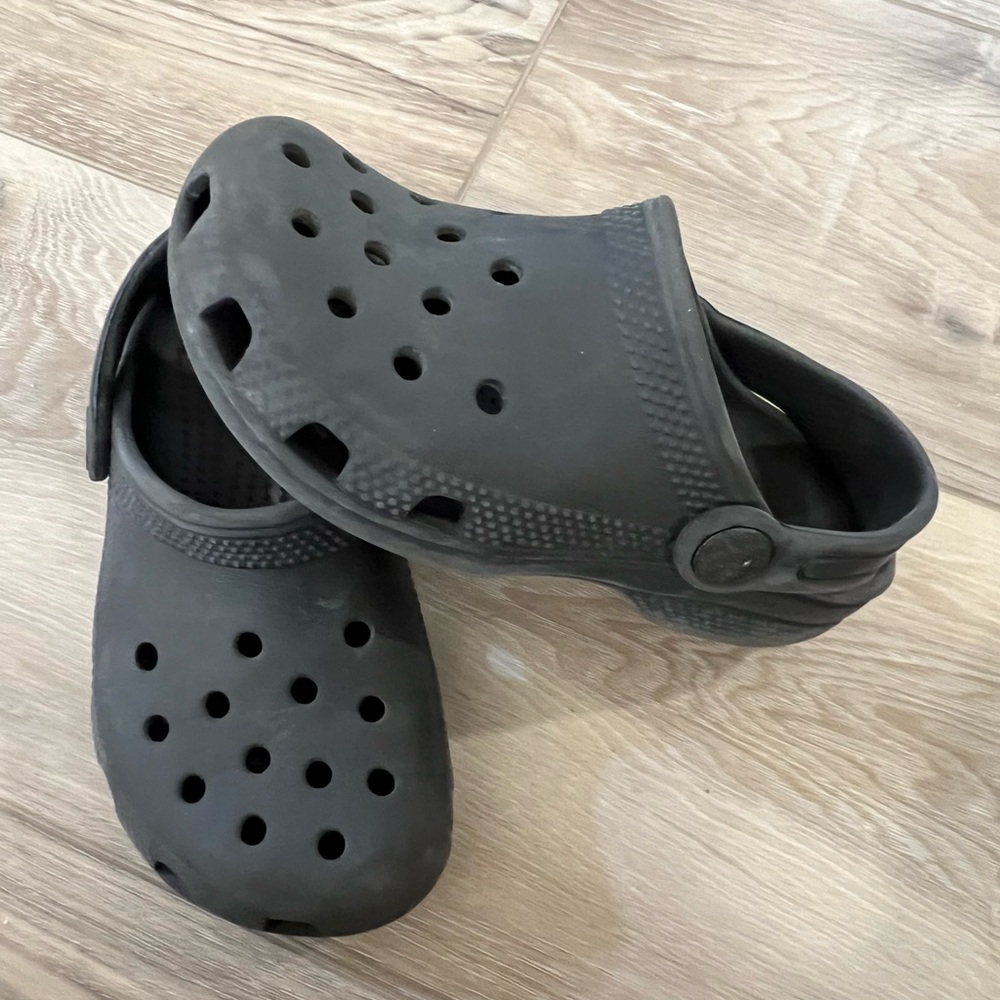 Black Crocs size 10